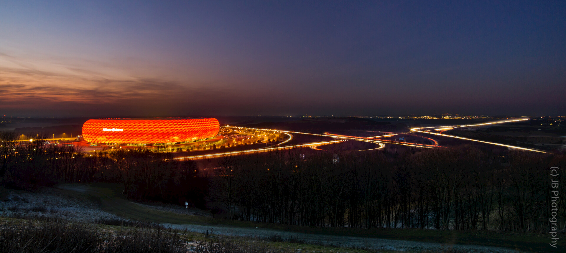 Allianz Arena mit Autobahn